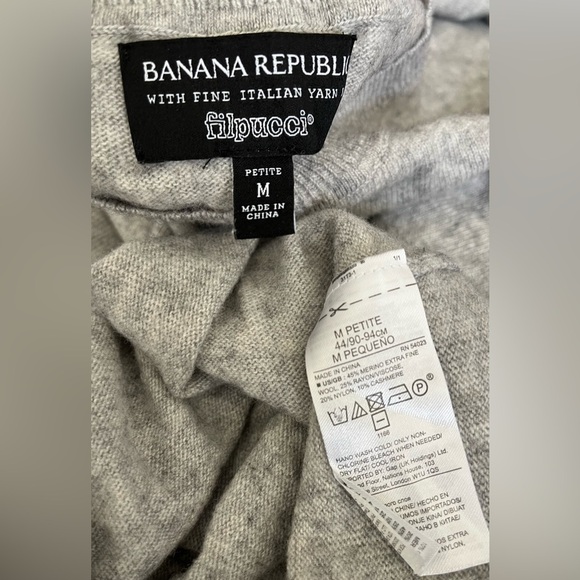 Banana Republic Woman's Gray Sweater w/Ruffle Cuffs, Fine Wool; Size Petite M - Picture 4 of 9